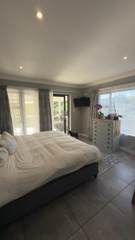 5 Bedroom Property for Sale in Wavecrest Eastern Cape